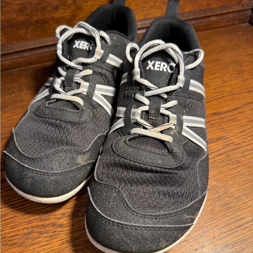 Xero Men's Black and White Sneakers